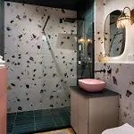 Charming In A Area- Free Parking Apartman *