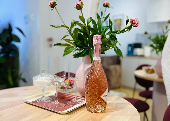 Charming In A Area- Free Parking Апартаменты