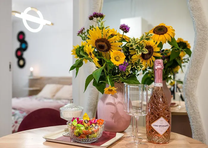 Charming In A Area- Free Parking Апартаменты *